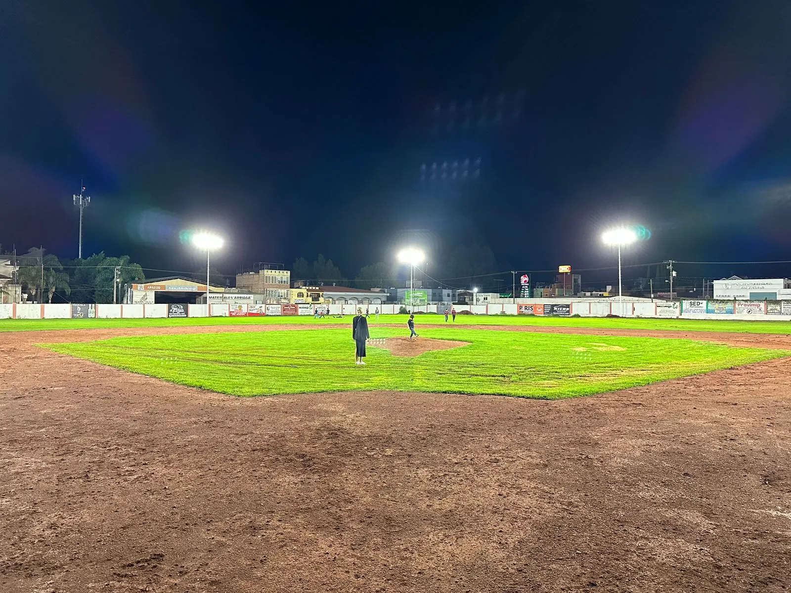 Campo de béisbol iluminado de noche con reflectores LED