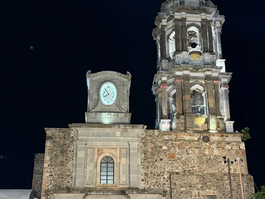 Fachada de templo iluminada en el centro histórico