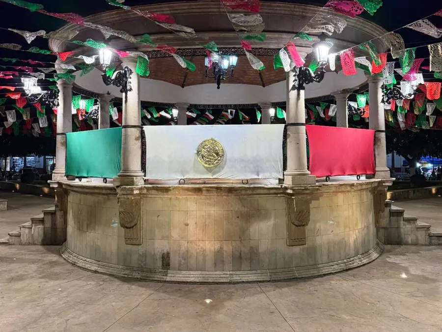Kiosko y plaza principal iluminados de noche
